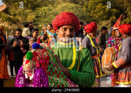 Indien, Rajasthan, Bikaner, Kamelfestivalparade, Kultur, Traditioneller männlicher Rajasthani-Tänzer Stockfoto