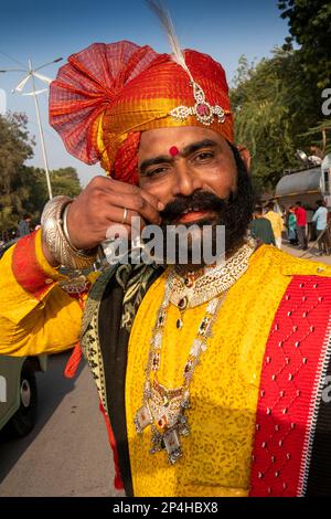 Indien, Rajasthan, Bikaner, Kamelfestivalparade, traditioneller Rajasthani-Musiker mit Schnurrbart Stockfoto