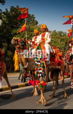 Indien, Rajasthan, Bikaner, Kamelfestivalparade, kamelmontierte Grenzsicherheitskräfte in Kleideruniform Stockfoto