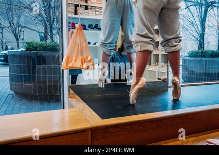 Teenager-Mädchen, die für Tanzschuhe ausgestattet werden Stockfoto