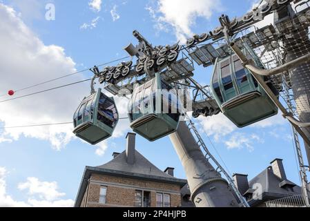 Cable Cars mit blauem Himmel im Hintergrund in einer Stadt. Stockfoto