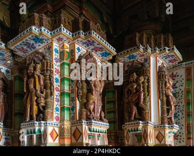 Indien, Rajasthan, Bikaner, Seth Bhandasar, (Bhanda Shah Mandir) Jain Temple Interieur, bemalte Figuren schmücken Säulen Stockfoto