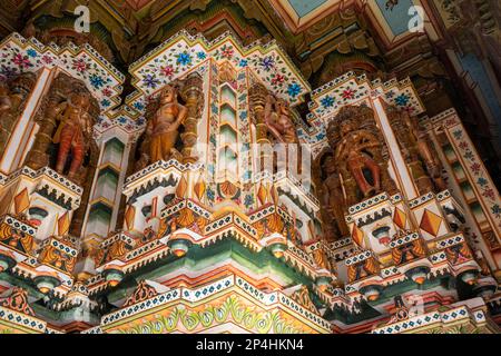 N10851India, Rajasthan, Bikaner, Seth Bhandasar, (Bhanda Shah Mandir) Jain Temple Interieur, bemalte Figuren schmücken Säulen Stockfoto