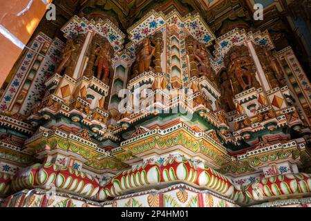 Indien, Rajasthan, Bikaner, Seth Bhandasar, (Bhanda Shah Mandir) Jain Temple Interieur, bemalte Figuren schmücken Säulen Stockfoto