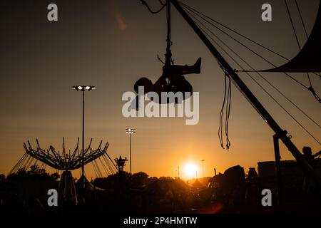 Kindersilhoutte bei Sonnenuntergang auf dem Karneval bei Nacht Stockfoto