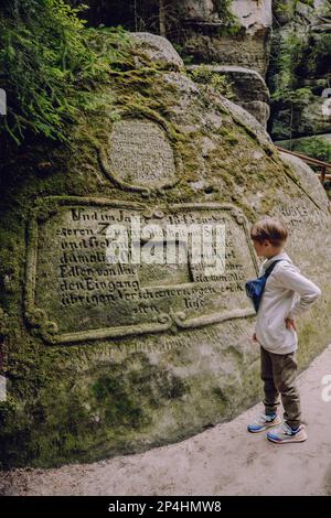 Kind bei Adrspach-Teplice Rocks, Naturabenteuer Stockfoto