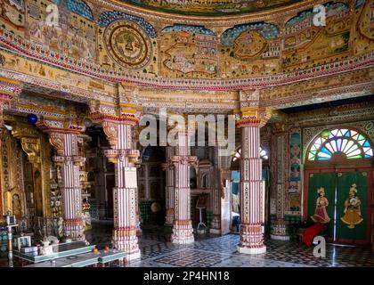 Indien, Rajasthan, Bikaner, Seth Bhandasar, (Bhanda Shah Mandir) Jain Temple Interieur, Säulen stützen die mit Vedi bemalte Decke Stockfoto