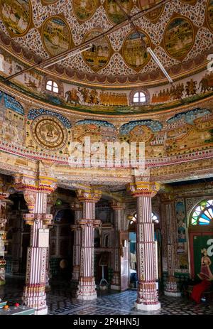 Indien, Rajasthan, Bikaner, Seth Bhandasar, (Bhanda Shah Mandir) Jain Temple Interieur, Säulen stützen bemalte Decken Stockfoto