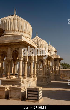 Indien, Rajasthan, Bikaner, Devikund Chhatri, Royal Crematorium, Marmor-Rathore-Familiendenkmäler Stockfoto