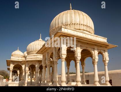 Indien, Rajasthan, Bikaner, Devikund Chhatri, Royal Crematorium, Gedenkstätten aus weißem Marmor Stockfoto