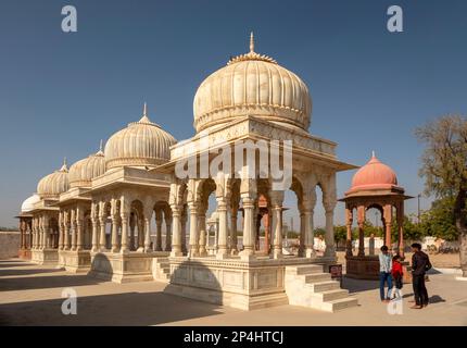 Indien, Rajasthan, Bikaner, Devikund Chhatri, Royal Crematorium, Besucher an den Marmor- und Stein-Royal Memorials Stockfoto