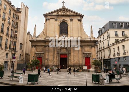 Jungen, die vor der Basilika Notre-Dame des Victories im 2. Arrondissement Paris Fußball spielen. Stockfoto