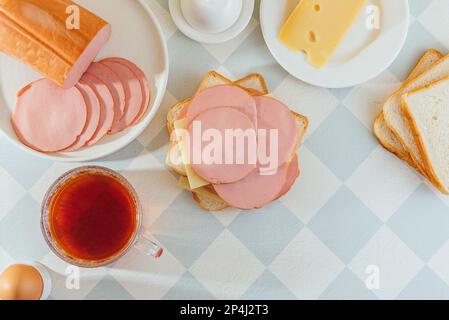 Schinken-Käse-Sandwich auf einem Teller. Ham ist in der Nähe. Frühstück. Stockfoto