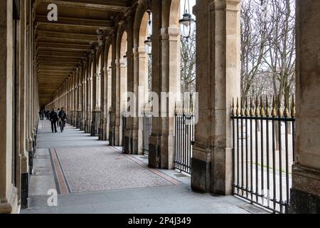 Leute, die in der HE-Einkaufspassage des Palais Royale, 1. Arrondissement in Paris spazieren gehen. Stockfoto