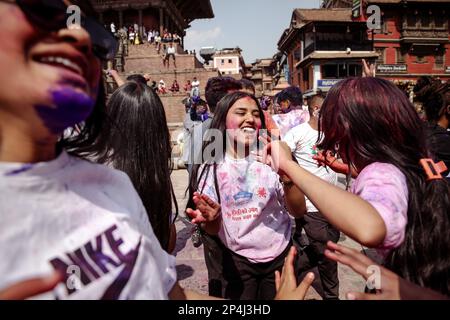 Nepal. 6. März 2023. Die Menschen feiern Fagu Purnima, bekannt als Holi, das Festival der Farben in Bhaktapur Nepal am Montag. (Kreditbild: © Amit Machamasi/ZUMA Press Wire) NUR REDAKTIONELLE VERWENDUNG! Nicht für den kommerziellen GEBRAUCH! Kredit: ZUMA Press, Inc./Alamy Live News Stockfoto