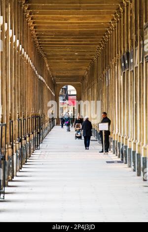 Porträtaufnahme der Arkade im Palais Royale, 1. Arrondissement in Paris. Stockfoto