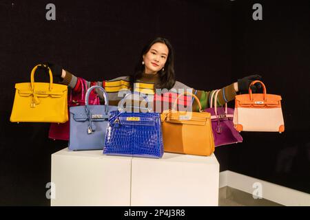 London, Großbritannien. 6. März 2023 Ein Kunsthandwerker hat eine Sammlung von Handtaschen, darunter Hermes Shiny Rose Scheherezade porosus Crocodile Birkin 20, 2015, geschätzt 20.000 - 30.000 £; Hermes Jaune Ambre Epsom Leather Birkin 30, 2018, geschätzt 12.000 - 18.000 £; (Vorderseite in der Mitte) Hermes Special Order Shiny Bleu Electrique niloticus Crocodile Sellier Kelly 28, 2018 £, geschätzt 22.000 - 28.000 £ Hermes Special Order Bi-Colour Anemone und Rose Confetti Chevre Leather Birkin 30, 2013, geschätzt 12.000-16.000 der Verkauf findet am 9. März in Bonhams Knightsbridge statt. Guthaben: amer Ghazzal/Alamy Live News Stockfoto