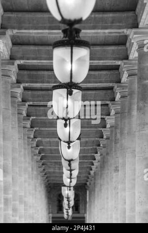 Porträtfoto der Arcade Decke und Lampen im Palais Royale im 1. Arrondissement, Paris. Stockfoto