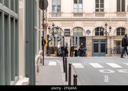 Der Eingang zum Palais Royal in der Rue De Beaujolais im 1. Arrondissement, Paris, Frankreich. Stockfoto