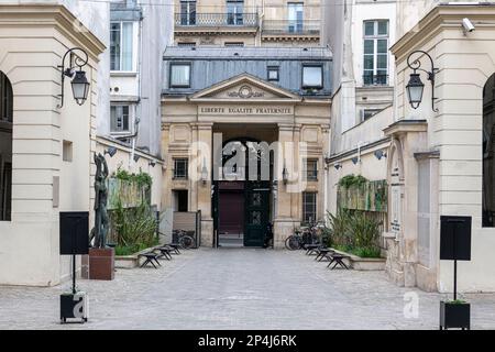 Eingang vom Innenhof des Rathauses des 9. Arrondissement in Paris. Stockfoto