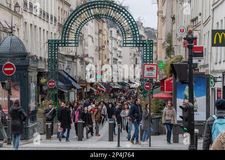 Menschenmassen in der Rue des Petits Carreaux in Montorgueil 2. Arrondissement Paris. Stockfoto