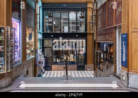 Shoppen Sie Fronts in der Passage Jouffroy, einer Arkade aus dem 18. Jahrhundert im 9. Arrondissement Paris. Stockfoto