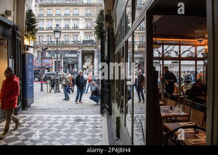 Blick aus der Passage Jouffroy im 2. Arrondissement auf den Boulevard Montmartre und die Passage Panoramas in Paris. Stockfoto