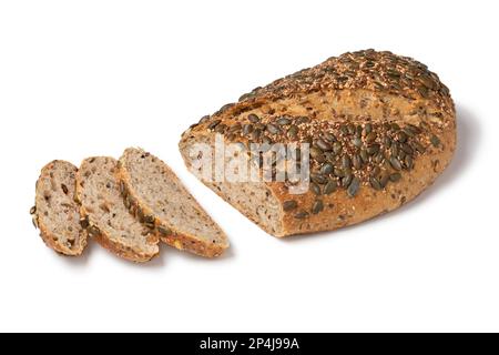 Frischer Laib und Scheiben Dinkelbrot, bedeckt mit einer Vielzahl von Samen, isoliert auf weißem Hintergrund Stockfoto