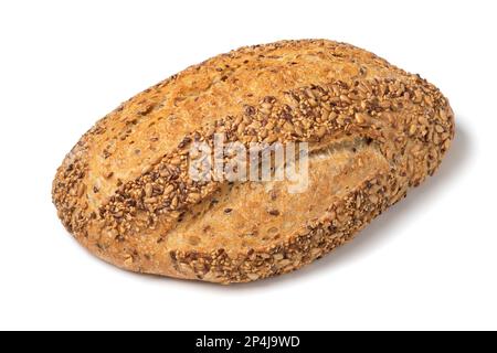 Frischer ganzer Laib mit Landbrot, Pain de Campagne, bedeckt mit Samen, isoliert auf weißem Hintergrund Stockfoto