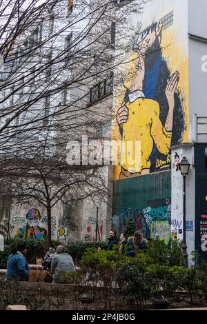 LBGT Street Art von Captain Haddock und Tintin Kissing in der Rue des Petits Carreaux Paris. Stockfoto