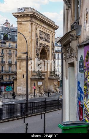 Porte Saint-Denis in Paris, fotografiert vom Boulevard de Bonne Nouvelle. Stockfoto
