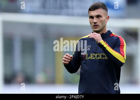 Gabriel Strefezza von uns Lecce schaut während des Spiels der Serie A vor dem FC Internazionale und uns Lecce im Stadio Giuseppe Meazza am 5. März 2023 in Mailand, Italien . Stockfoto