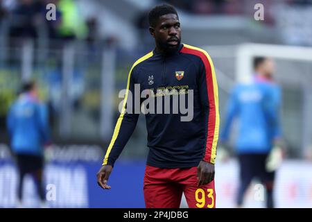 Samuel Umtiti von uns Lecce schaut beim Spiel der Serie A vor dem FC Internazionale und uns Lecce im Stadio Giuseppe Meazza am 5. März 2023 in Mailand, Italien zu . Stockfoto