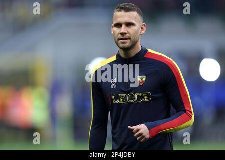 Alexis Blin von uns Lecce schaut beim Spiel der Serie A vor dem FC Internazionale und uns Lecce im Stadio Giuseppe Meazza am 5. März 2023 in Mailand, Italien zu . Stockfoto