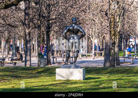 The Standing Women Sculpture from Behind von Gaston Lachaise (1932) im Tuileries Garden, Paris. Stockfoto