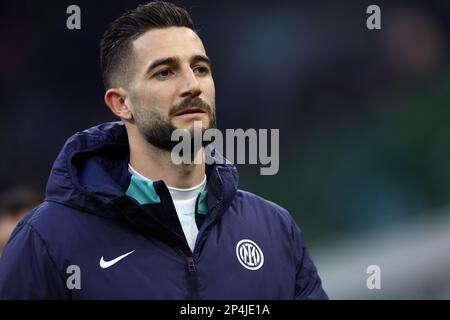 Roberto Gagliardini vom FC Internazionale schaut während des Spiels der Serie A vor dem FC Internazionale und US Lecce im Stadio Giuseppe Meazza am 5. März 2023 in Mailand und Italien zu . Stockfoto