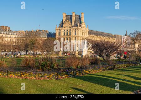 Blick auf den Louvre vom Jardin des Tuileries in Paris. Stockfoto