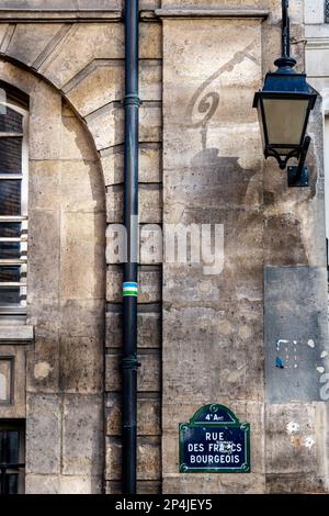 Detail eines Gebäudes in der Rue des Francs Bourgeois im Marais, Paris. Stockfoto