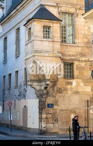 Der Revolver an der Ecke der historischen Bibliothek von Paris im Marais-Viertel, Paris, Frankreich. Stockfoto