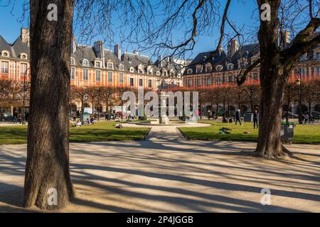 Place des Vosges in the Spring Sunshine, Marais, Paris, Frankreich. Stockfoto