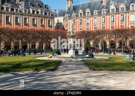 Place des Vosges in the Spring Sunshine, Marais, Paris, Frankreich. Stockfoto