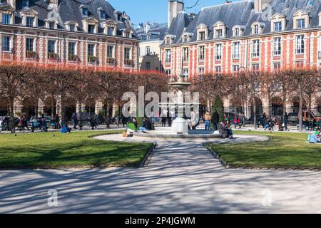 Place des Vosges in the Spring Sunshine, Marais, Paris, Frankreich. Stockfoto