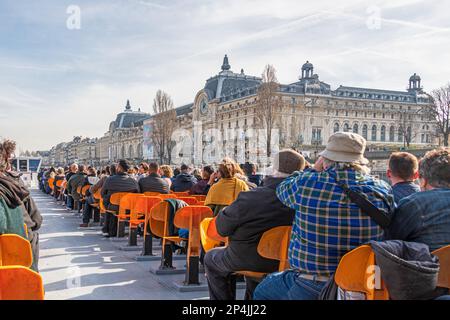 Touristen auf einem Bateaux-Mouches-Tourboot in Paris Frankreich. Stockfoto
