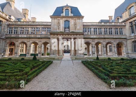 Der Garten Innenhof im Carnavalet Museum in Paris, Frankreich. Stockfoto