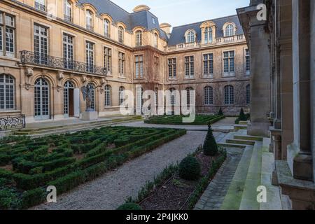 Der Garten Innenhof im Carnavalet Museum in Paris, Frankreich. Stockfoto