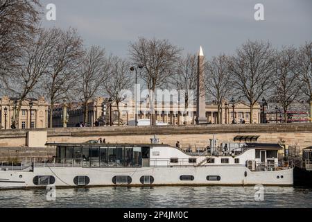 Der Obelisk Luxor, von der seine aus gesehen, und die Hôtel de la Marine sind im Hintergrund zu sehen. Stockfoto