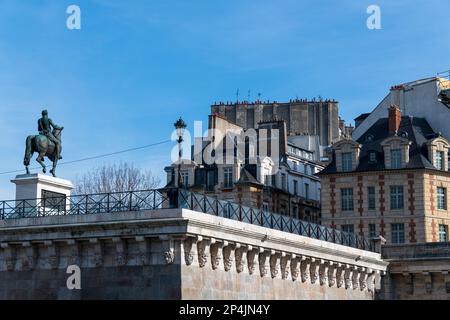 Reiterstatue von Henri IV. In der Nähe von Pont Neuf in Paris. Stockfoto