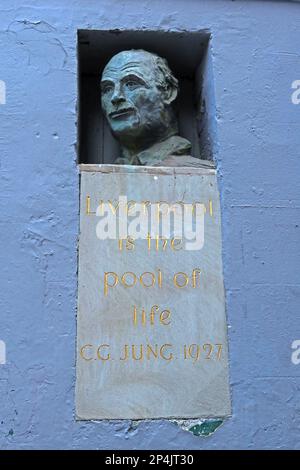 Carl Jung Statue - Liverpool ist der Pool des Lebens 1927, in Mathew Street, Liverpool, Merseyside, England, UK, L2 6RE Stockfoto