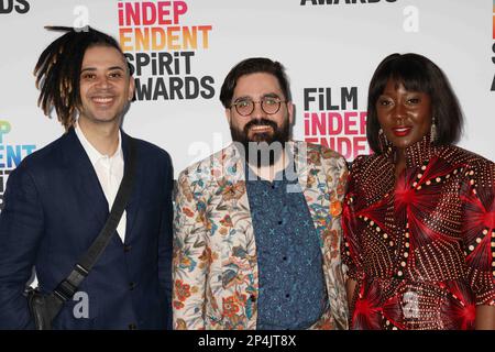 Alan McConnell, Joseph Mastantuono, Ellie Foumbi 03/04/2023 2023 Film Independent Spirit Awards am Santa Monica Beach in Santa Monica, CA Foto von Izumi Hasegawa / HollywoodNewsWire.net Stockfoto