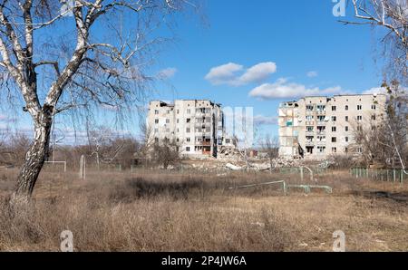 Die zerstörte Stadt Izyum, Charkiv-Region in der Ukraine. Zerstörte Häuser als Folge von Raketen- und Artilleriebeschüssen durch die russische faschistische Armee. Stockfoto